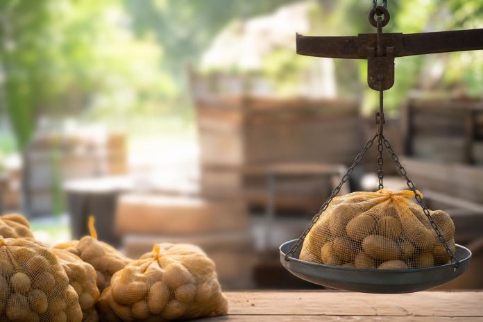 pes-e-pr-cise-de-vos-sacs-de-pommes-de-terre-avec-une-balance-forain-robuste