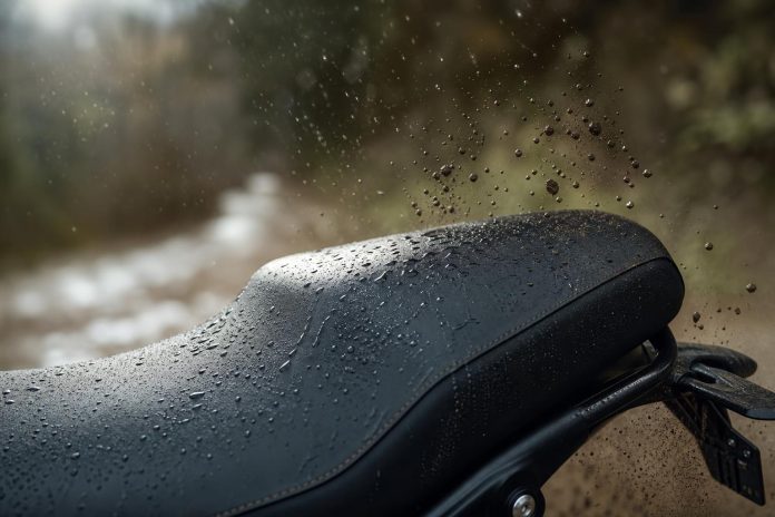 pluie-et-boue-repouss-es-gr-ce-une-housse-de-selle-en-simili-cuir-trait